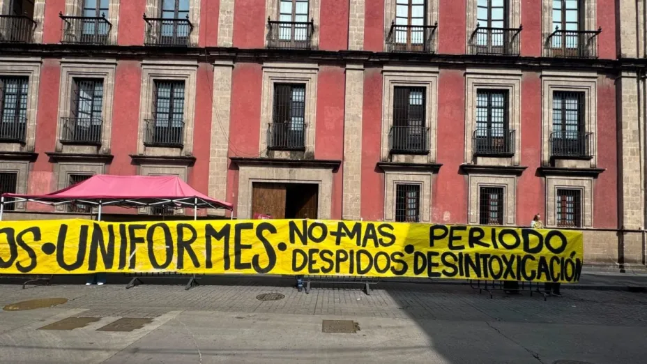 Personal de salud se manifiesta afuera del Palacio Nacional