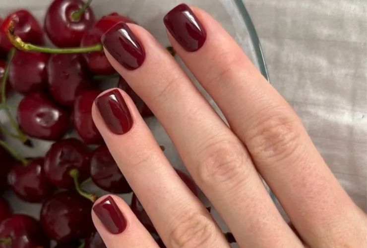 uñas rojo cereza