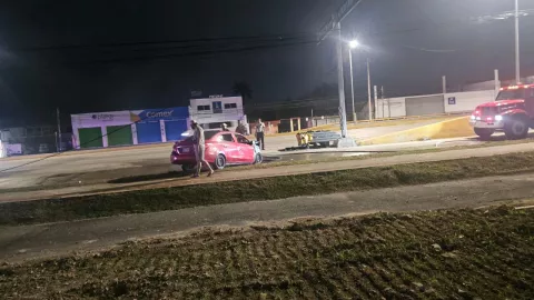 Accidente en Cancún hoy Auto se incendia tras choque en el Boulevard Colosio.jpeg