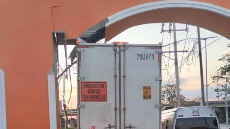 Accidente en Kanasín destroza el famoso arco: VIDEO