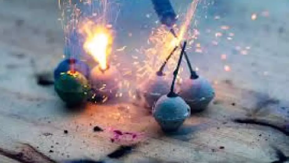 Pirotecnia en desfile de Francisco I. Madero.jpg