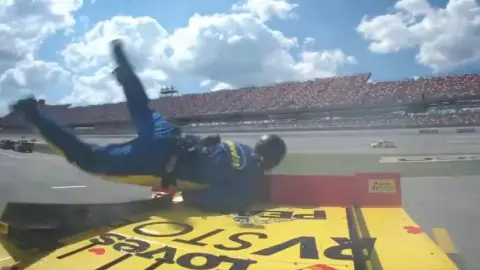 VIDEO: Piloto de la NASCAR atropella a uno de sus mecánicos