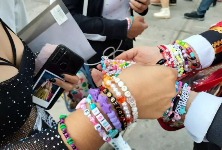 Las fans de Taylor Swift inundan de friendship bracelets el Foro Sol para los conciertos de la gira The Eras Tour 2023