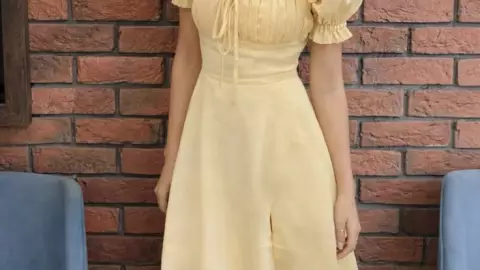 El amarillo mantequilla es ideal para las morenas cálidas