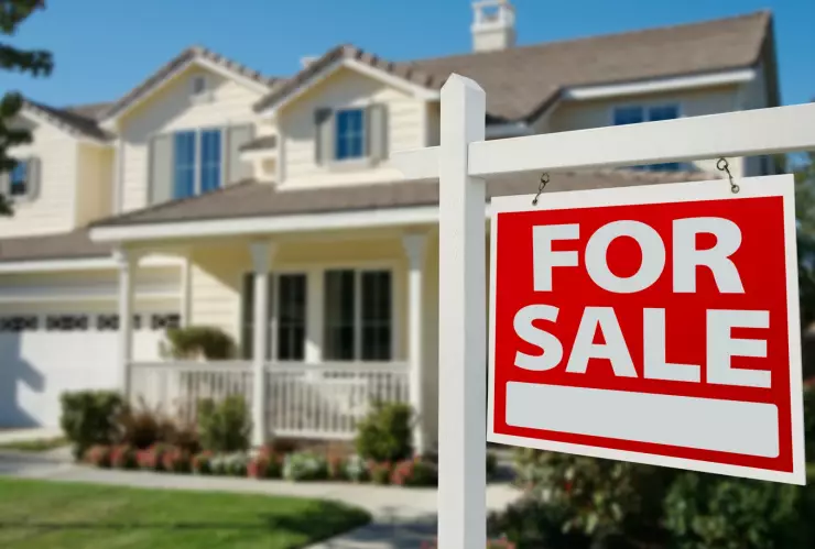 Cartel de venta en una casa de California