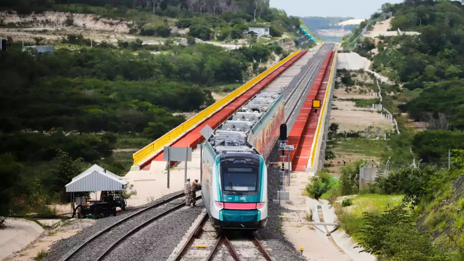 Tren Maya llega a una estación en Campeche.