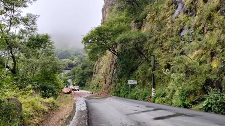Derrumbe en La Cuña sobre la carretera Taxco-Cuernavaca
