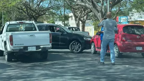 Fuerte choque frente a plaza comercial provoca tráfico (FOTO)