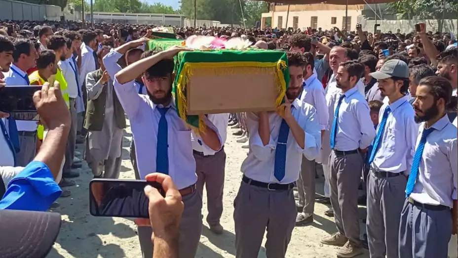 Funeral de voluntarios que perdieron la vida en un deslave en Pakistán.