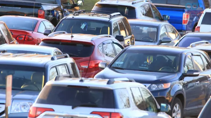 Embotellamiento de automóviles en la carretera.