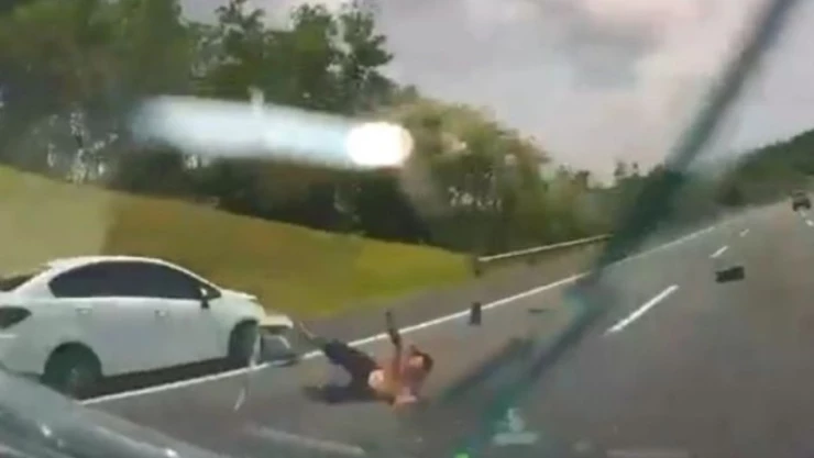Hombre sale disparado de su vehículo y termina atropellado tras aparatoso choque en Malasia