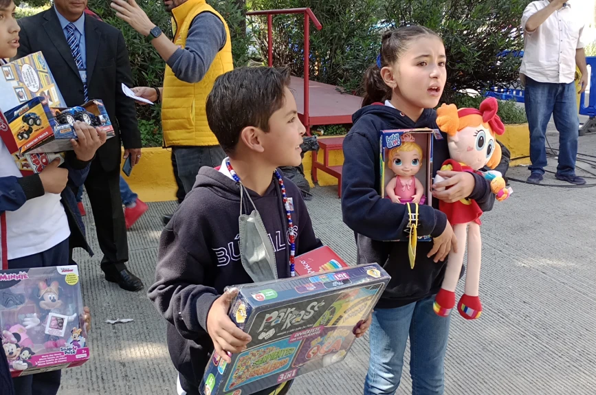 El colegio CFH realizó un gran donativo al Juguetón Azteca