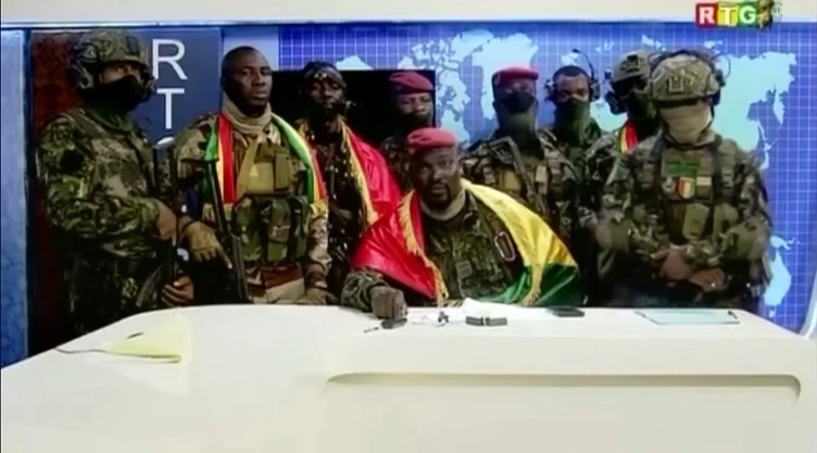 Mediante un comunicado televisivo, las fuerzas especiales de Guinea anunciaron a la nación de África Occidental que habían disuelto su gobierno y constitución, así como cerrado sus fronteras terrestres y aéreas.