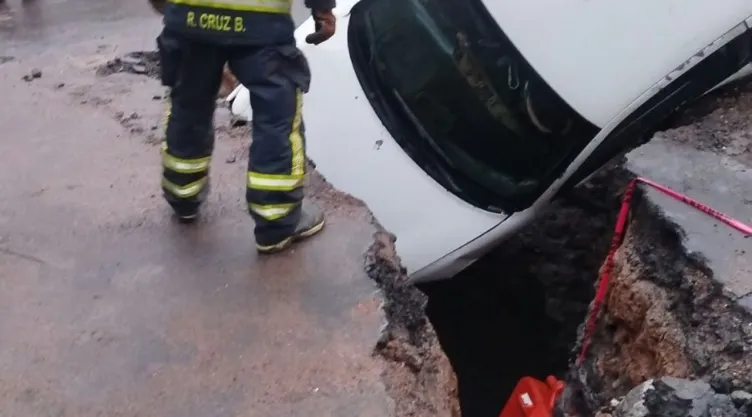 Auto cae en socavón en Eje 2 Norte.