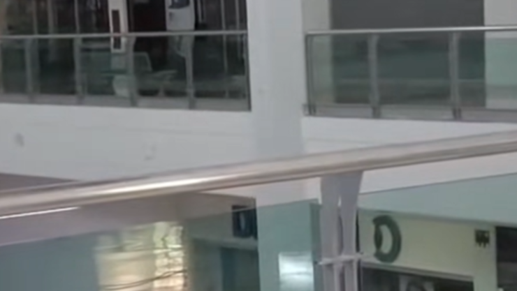 Video: Captan a una supuesta niña fantasma en centro comercial y causa escalofríos