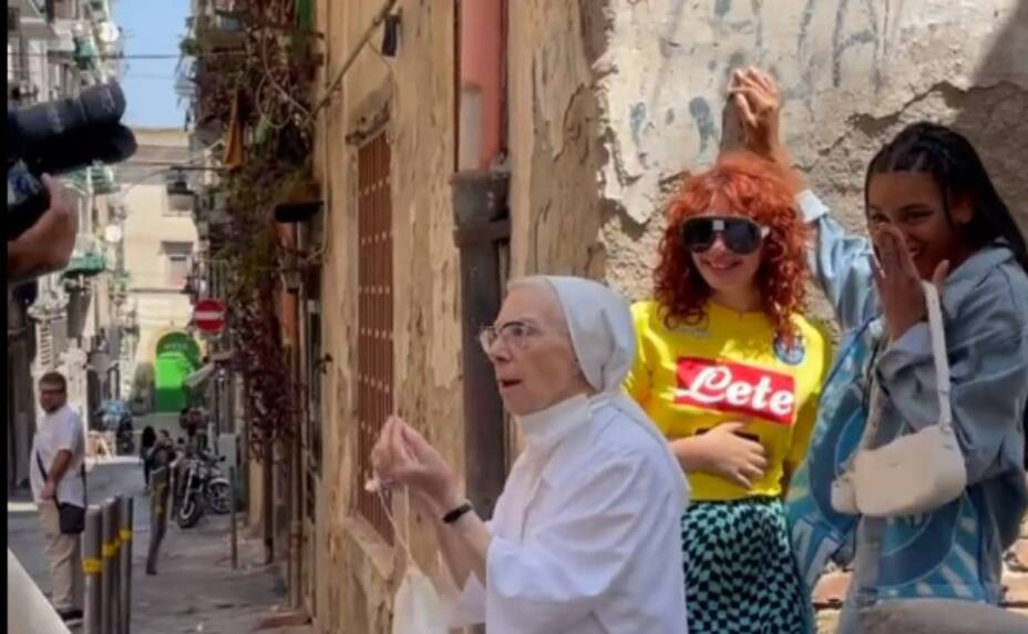 ‘Es el diablo’ Monja separa a dos mujeres besándose