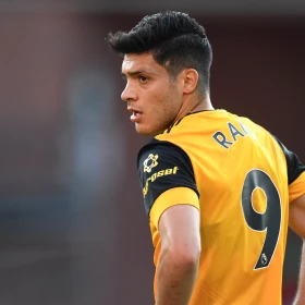 Raúl Jiménez con la camiseta del Wolverhampton