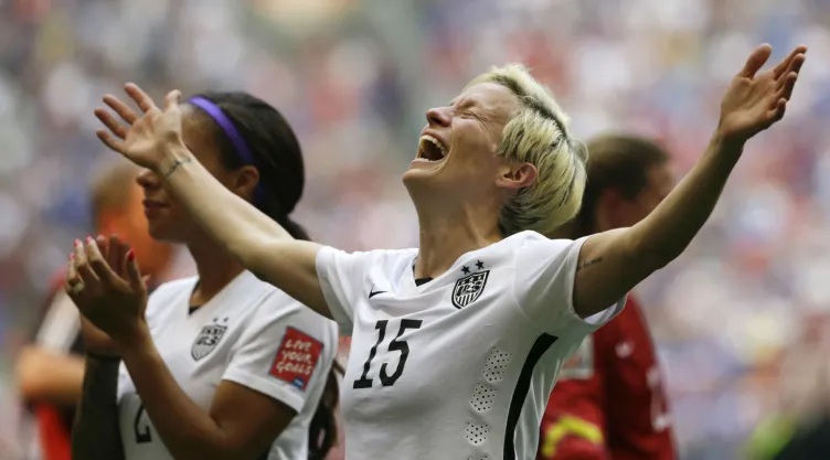 En esta foto de archivo del 5 de julio de 2015, Megan Rapinoe, de Estados Unidos, festeja luego de la victoria sobre Japón en la final de la Copa del Mundo en Vancouver, Canadá. Imagen, AP.