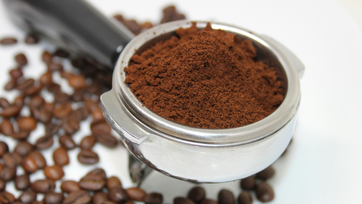 Para qué sirve mezclar café usado en clósets o roperos