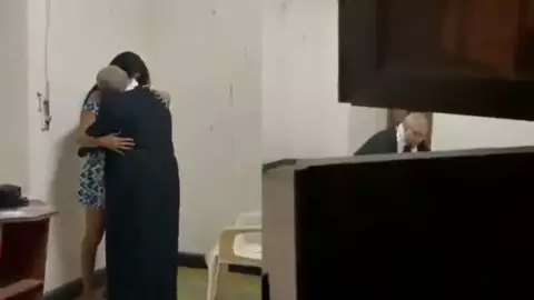 Captan a Sacerdote teniendo relaciones con una joven