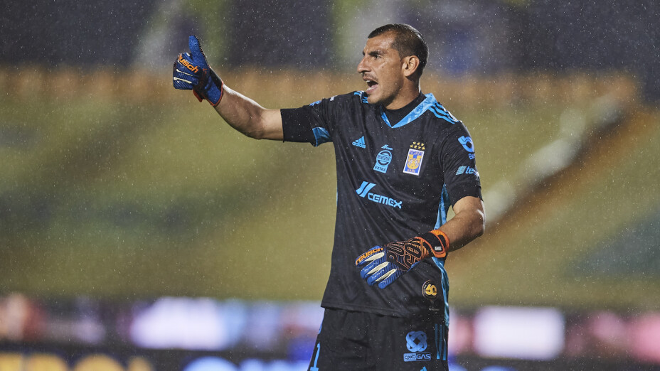 Nahuel Guzmán posa con bandera de México