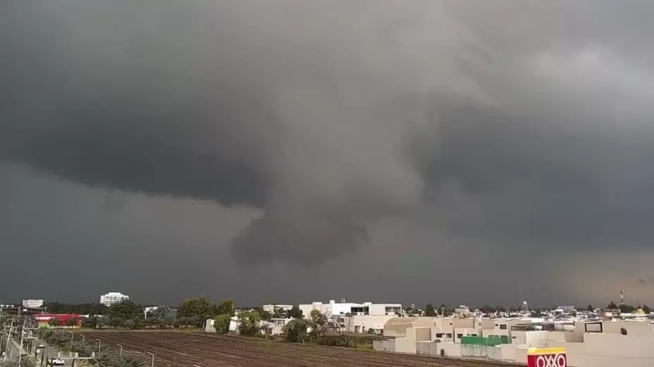 La “cola de agua” en Atenco y la poca visibilidad al conducir hizo que la circulación fuera a menos de 10 kilómetros por hora.