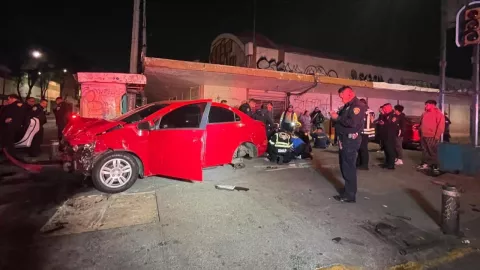 desalojo-fábrica-productos-calzado-el-oso-eje-central-lázaro-cárdenas-choque-auto