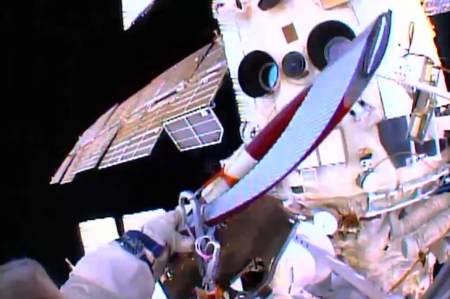 Los astronautas rusos Oleg Kotov y Sergei Ryazanskiy hicieron una caminata espacial acompañadas por la antorcha olímpica de Sochi 2014