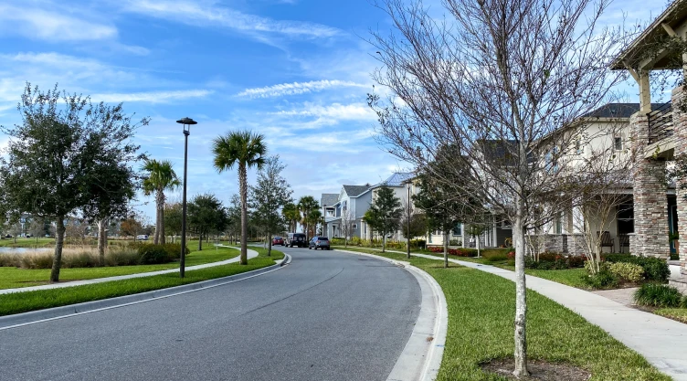 una vista de las pintorescas casas en un condado de Orlando, FL.