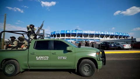 Ejército mexicano afuera del estadio de querétaro