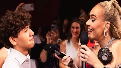 La cantante británica Adele sorprendió a un fan mexicano al cantarle las mañanitas