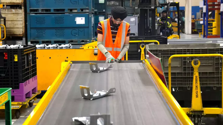 Obrero en planta Martinrea en Woodbridge, Ontario.