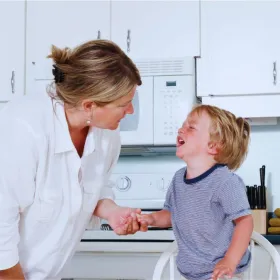 La frase de 8 palabras que calma a un niño enojado en 30 segundos, según la psicología