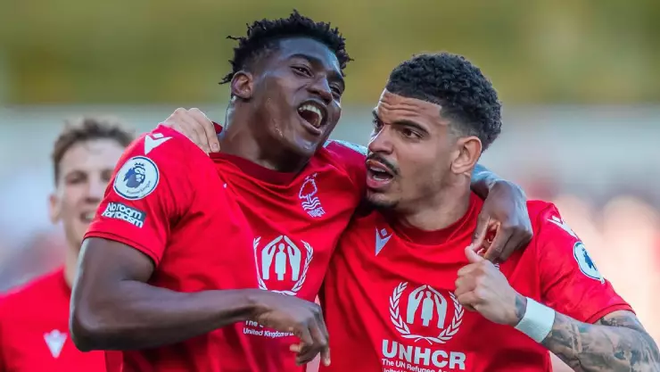 Taiwo Awoniyi festeja el gol ante el Arsenal