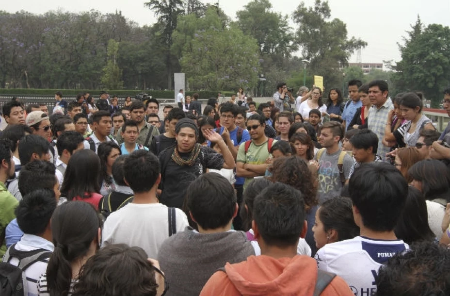 Por quinto día consecutivo, jóvenes encapuchados mantienen tomada la Torre de Rectoría de la UNAM.