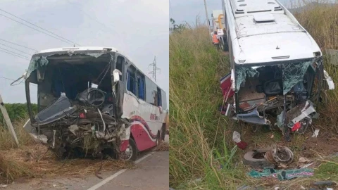 Autobús queda destrozado tras salirse de la carretera en Técpan de Galeana, Guerrero
