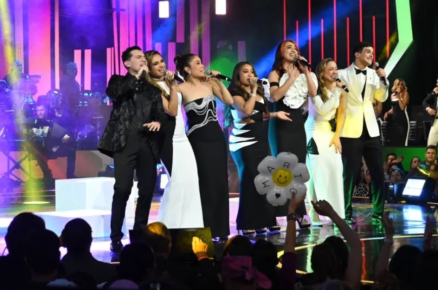 Los finalistas de La Academia 2024, Brisa, Julio, Edith, Mar, Mario, Caro e Isaveli, se unieron en el escenario para interpretar “Color esperanza”, cerrando con broche de oro esta emocionante generación. La actuación conjunta fue un emotivo homenaje a su trayectoria y un símbolo de la camaradería que han cultivado a lo largo de su tiempo en el programa.