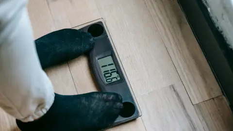 Controlar el peso y disminuir o prevenir la obesidad es uno de los hábitos que mejoran la salud