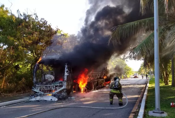 Reportan incendio de un autobús en zona hotelera de Cancún