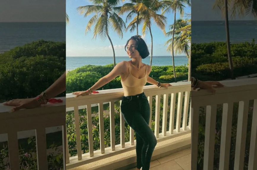 Ángela Aguilar playa.jpg