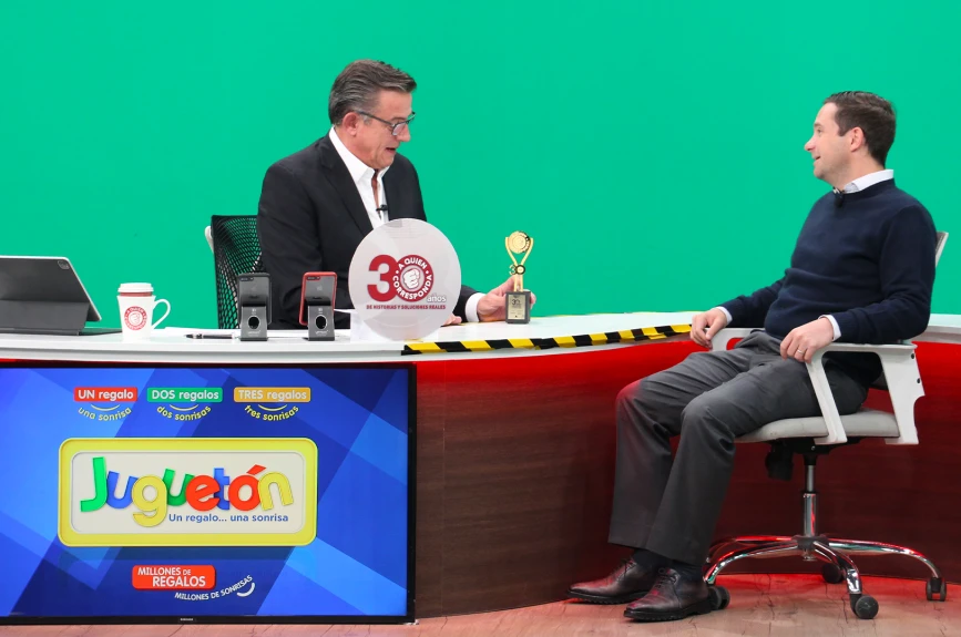 Benjamín Salinas entregó un especial reconocimiento a Jorge Garralda por estos 30 años de A Quien Corresponda