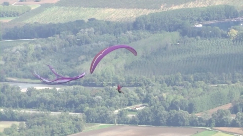 Festival aéreo en los alpes franceses; es la Copa Ícaro.