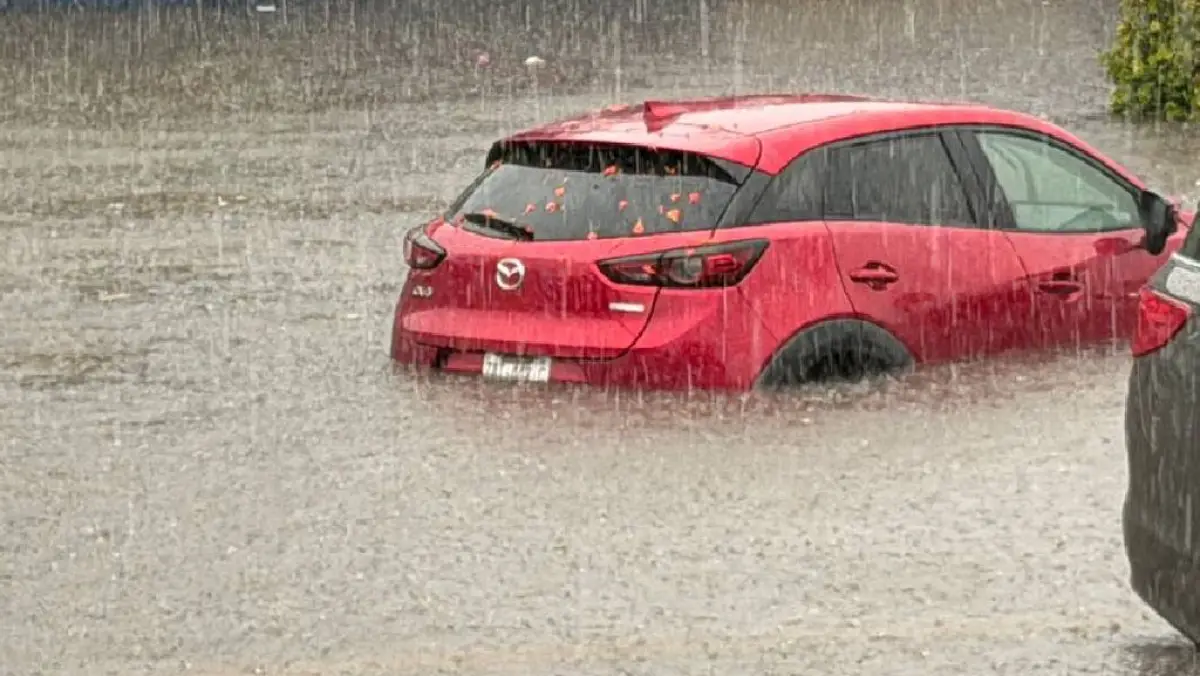 Autos atrapados por fuerte lluvia en Mérida hoy