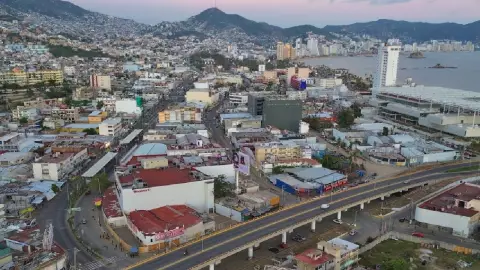 Taxistas y conductores de colectivos de Acapulco incrementan sus tarifas en temporada decembrina.jpg