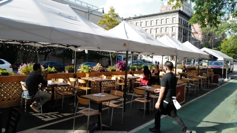 Mesas exteriores de un restaurante en Nueva York