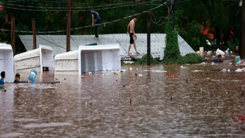 VIDEO: Adulto mayor ‘arriesga’ su vida para rescatar a sus perros durante inundaciones en Brasil