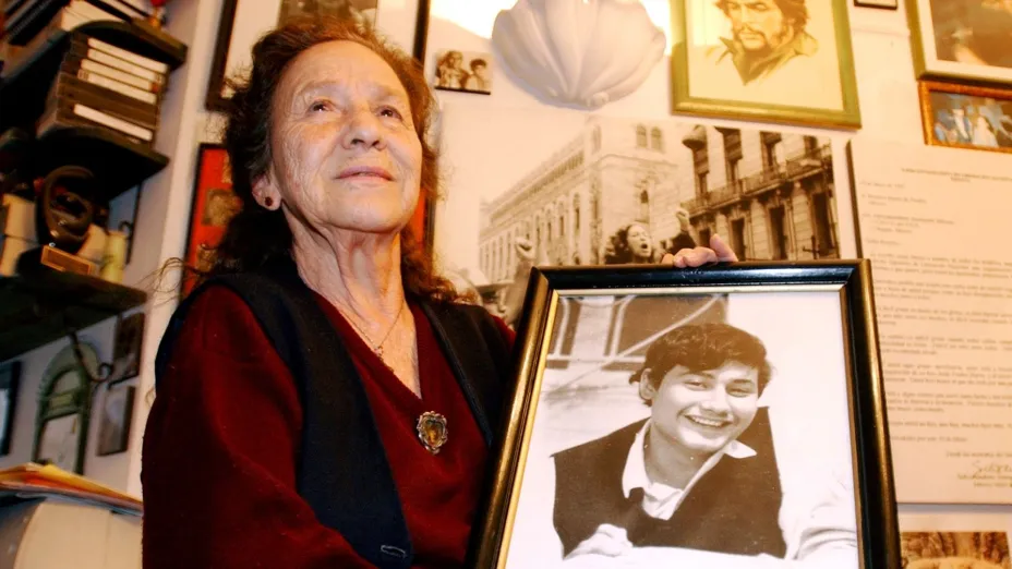Rosario Ibarra de Piedra muestra una foto de su hijo Jesús desaparecido durante la llamada guerra sucia 5 de noviembre de 2003 AP Foto José Luis Magaña AP archivo.jpg