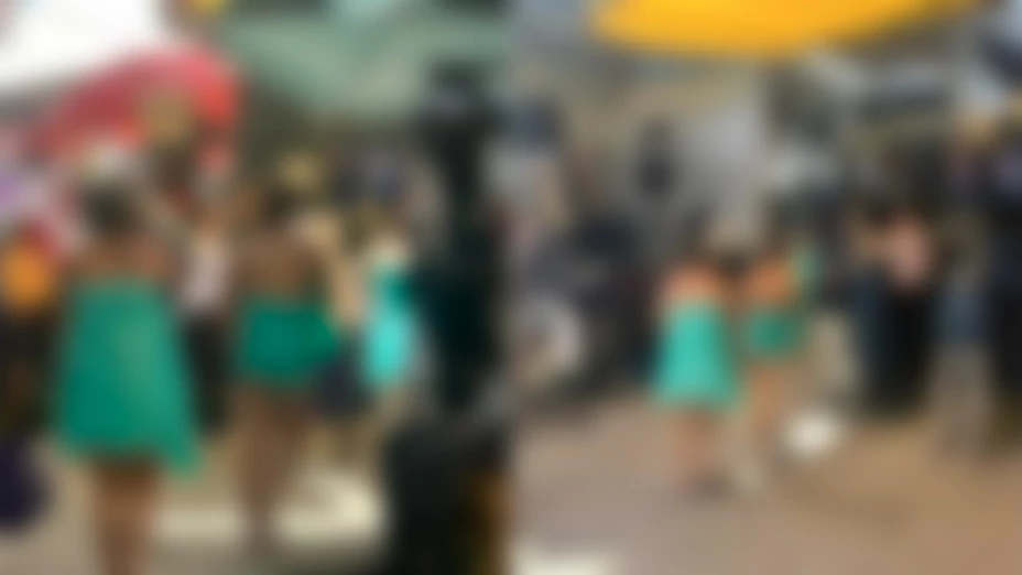 FOTOS | Mujeres son golpeadas y les quitan la ropa tras presuntamente robar artículos en un tianguis en Texmelucan, Puebla