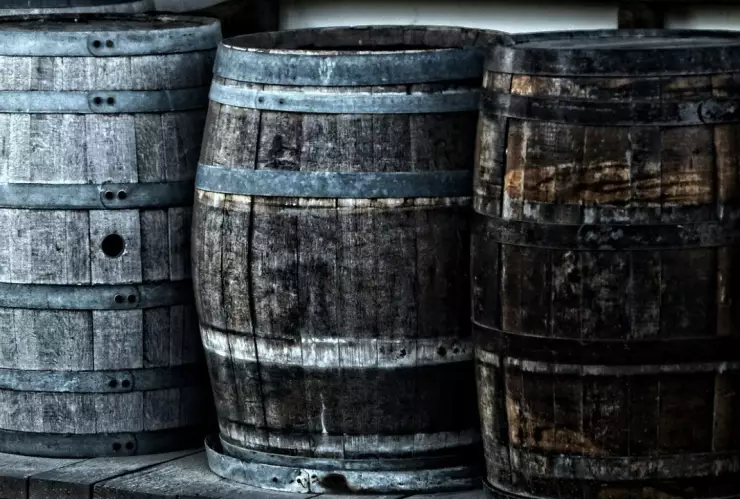 Familia austriaca vivía en cava de vinos.