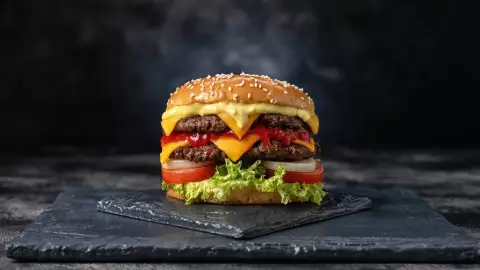 Una deliciosa y grasosa hamburguesa lista para ser comida
